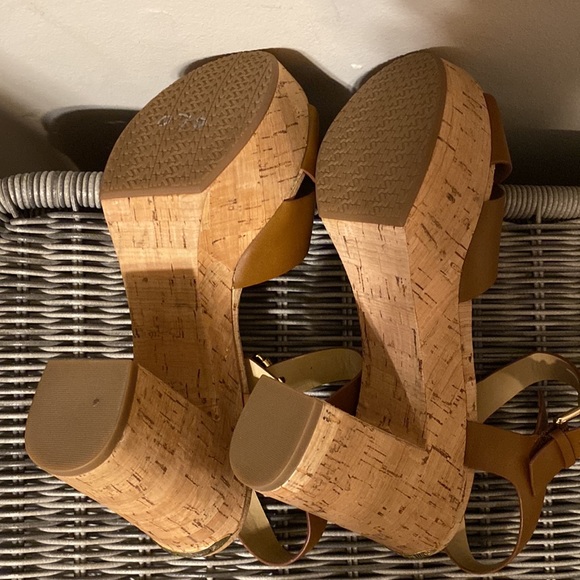 Michael kors  Womens luggage leather cork sandals new never worn - Picture 4 of 4